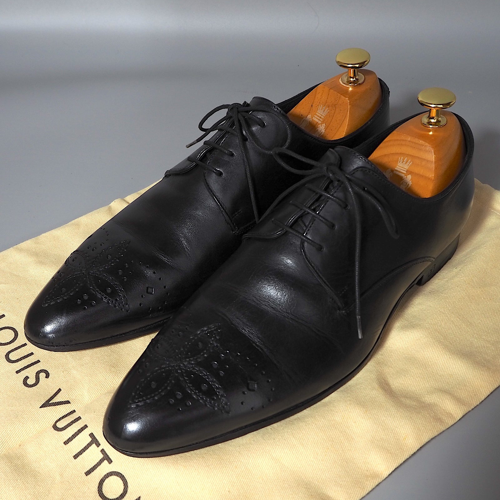 LOUIS VUITTON ルイヴィトン ブラックレザー ドレスシューズ 男性用 LOUIS VUITTON ルイヴィトン ブラックレザー ドレスシューズ 男性用