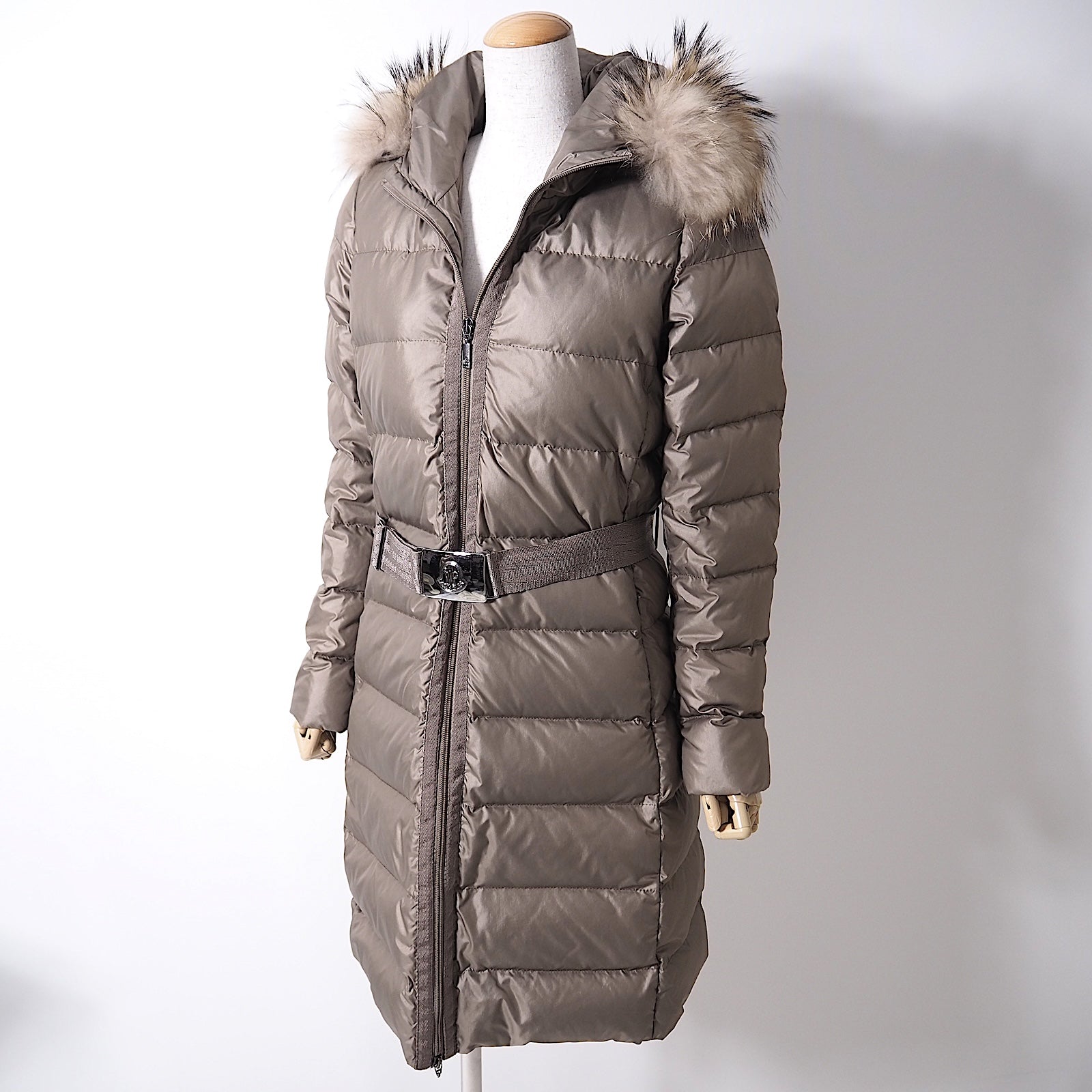 モンクレール MONCLER NANTESFUR ラクーンファー ダウンコート 0 シャンパンゴールド レディース 正規品 3-DA369 –  Bengal ブランド古着セレクトショップ