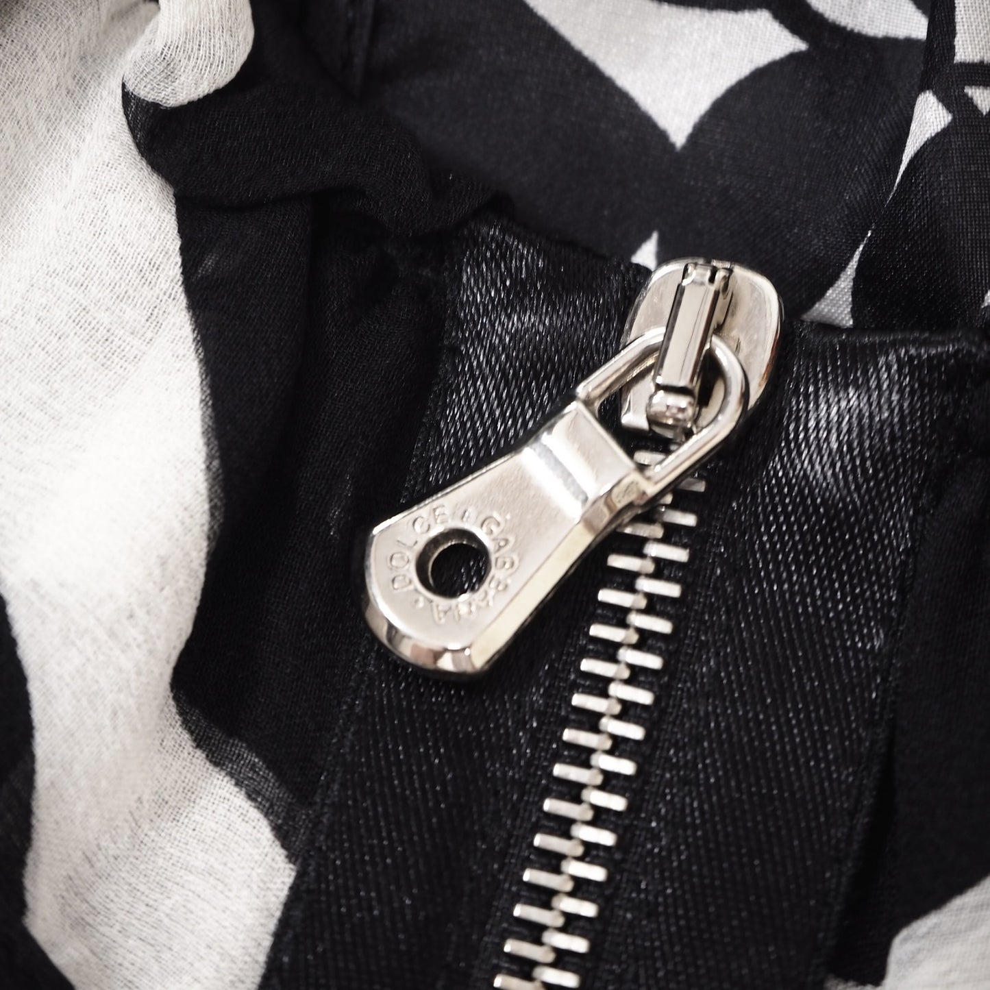 美品 ドルチェ＆ガッバーナ DOLCE＆GABBANA シルク フリル ブラウス トップス 38 リーフ柄 ブラック ホワイト レディース 正規品 db21-07002