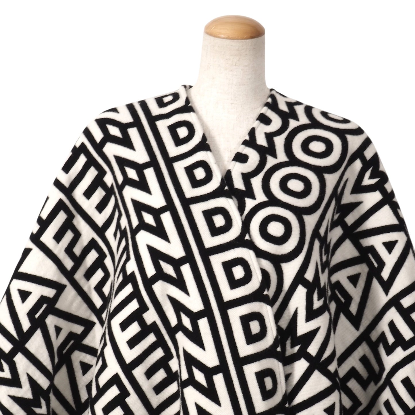 美品 フェンディ×マークジェイコブス FENDI Marc Jacobs 23年製 ウール 総柄 ポンチョ フリー ブラック ホワイト レディース 正規品 5-OK002