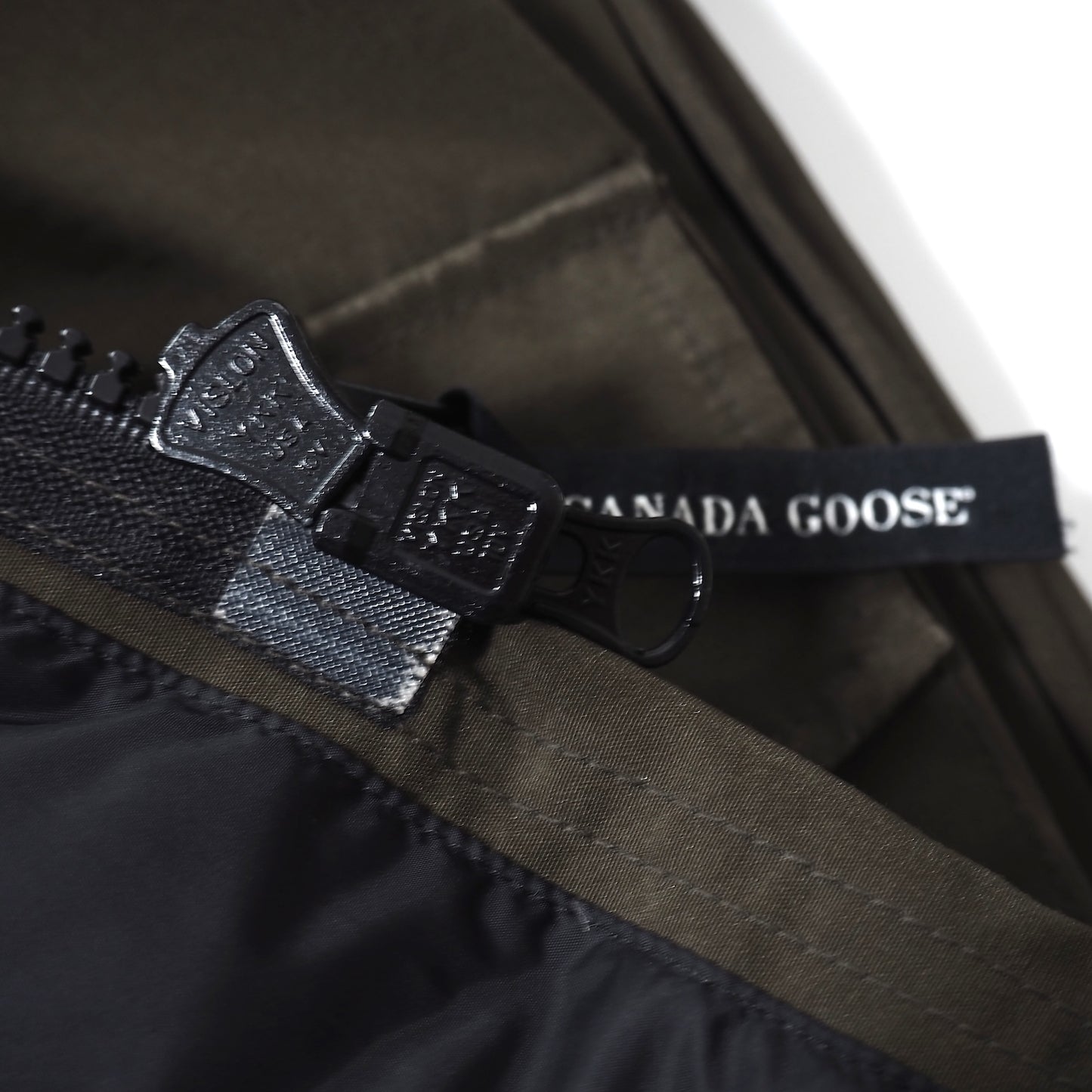 カナダグース CANADA GOOSE JPタグ KAMLOOPS フード付き ダウンジャケット L カーキ メンズ 正規品 5-ZI004