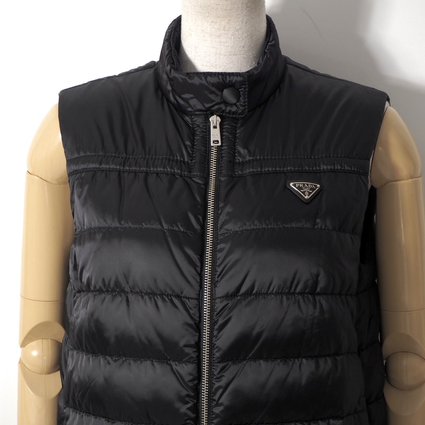 美品 プラダ PRADA トライアングルプレート ダウンベスト 38 ブラック レディース 正規品 6-DC002