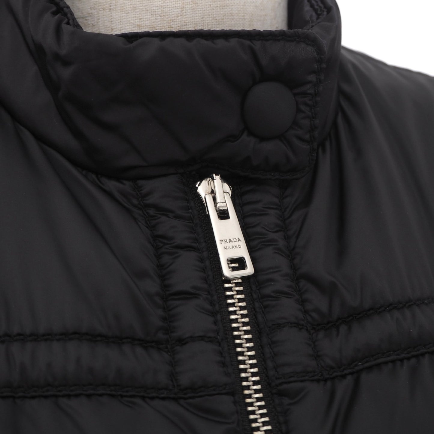 美品 プラダ PRADA トライアングルプレート ダウンベスト 38 ブラック レディース 正規品 6-DC002