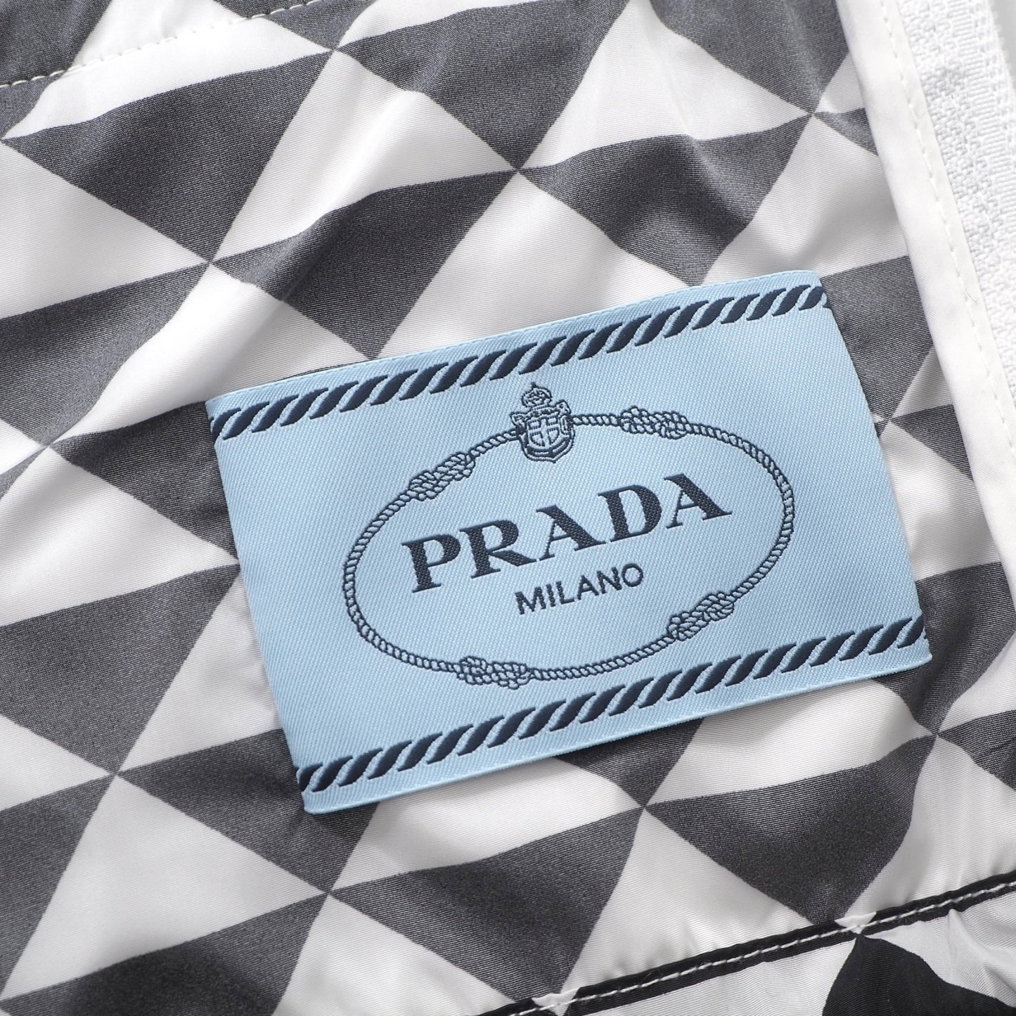 美品 プラダ PRADA RE-NYLON 23年製 ナイロン ジャケットトライアングル クロップド 42 ホワイト ブラック レディース 正規品 6-OC025
