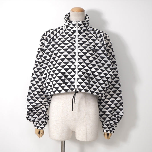 美品 プラダ PRADA RE-NYLON 23年製 ナイロン ジャケットトライアングル クロップド 42 ホワイト ブラック レディース 正規品 6-OC025
