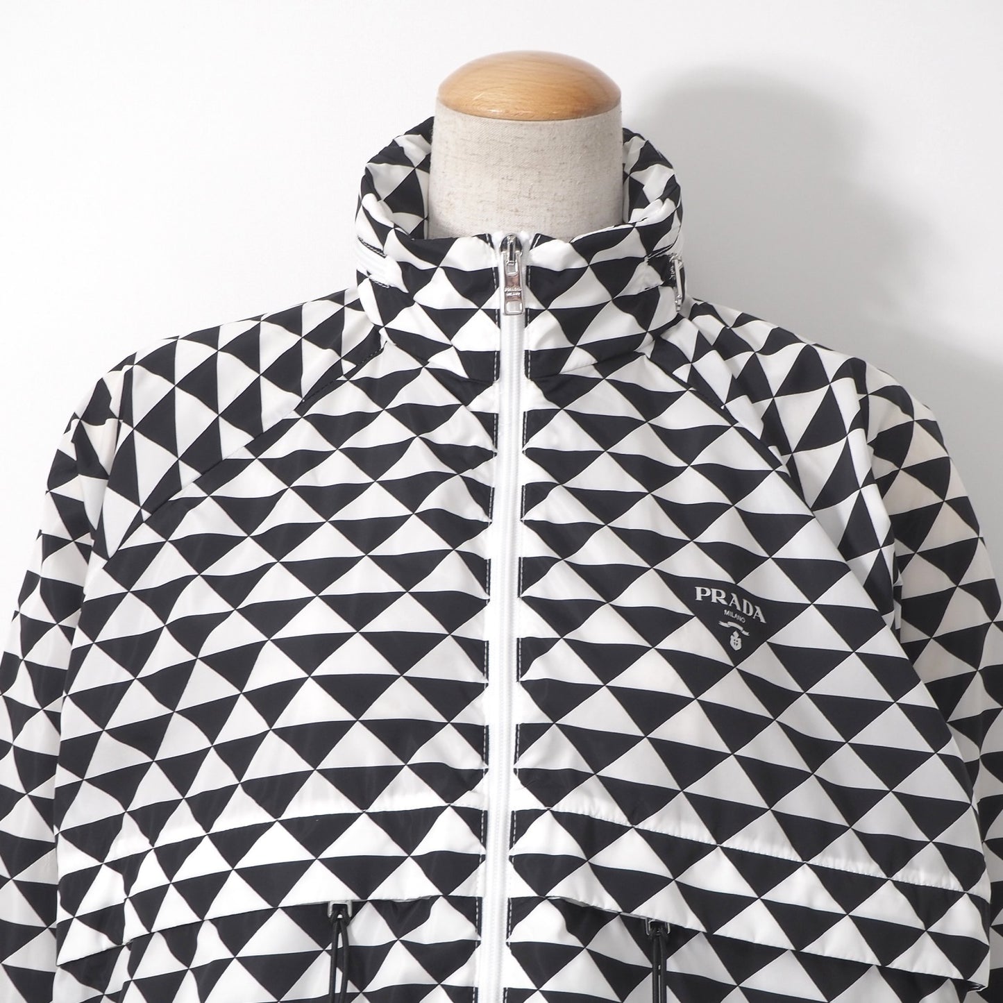 美品 プラダ PRADA RE-NYLON 23年製 ナイロン ジャケットトライアングル クロップド 42 ホワイト ブラック レディース 正規品 6-OC025