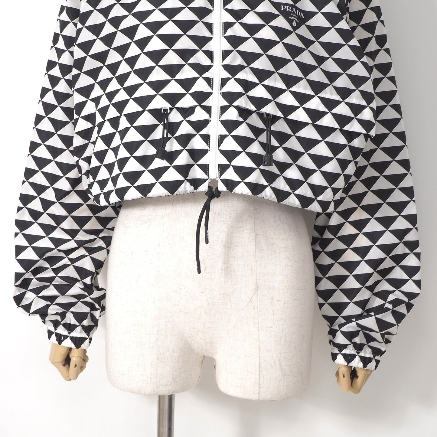 美品 プラダ PRADA RE-NYLON 23年製 ナイロン ジャケットトライアングル クロップド 42 ホワイト ブラック レディース 正規品 6-OC025