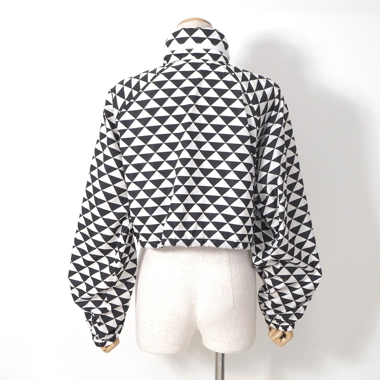 美品 プラダ PRADA RE-NYLON 23年製 ナイロン ジャケットトライアングル クロップド 42 ホワイト ブラック レディース 正規品 6-OC025