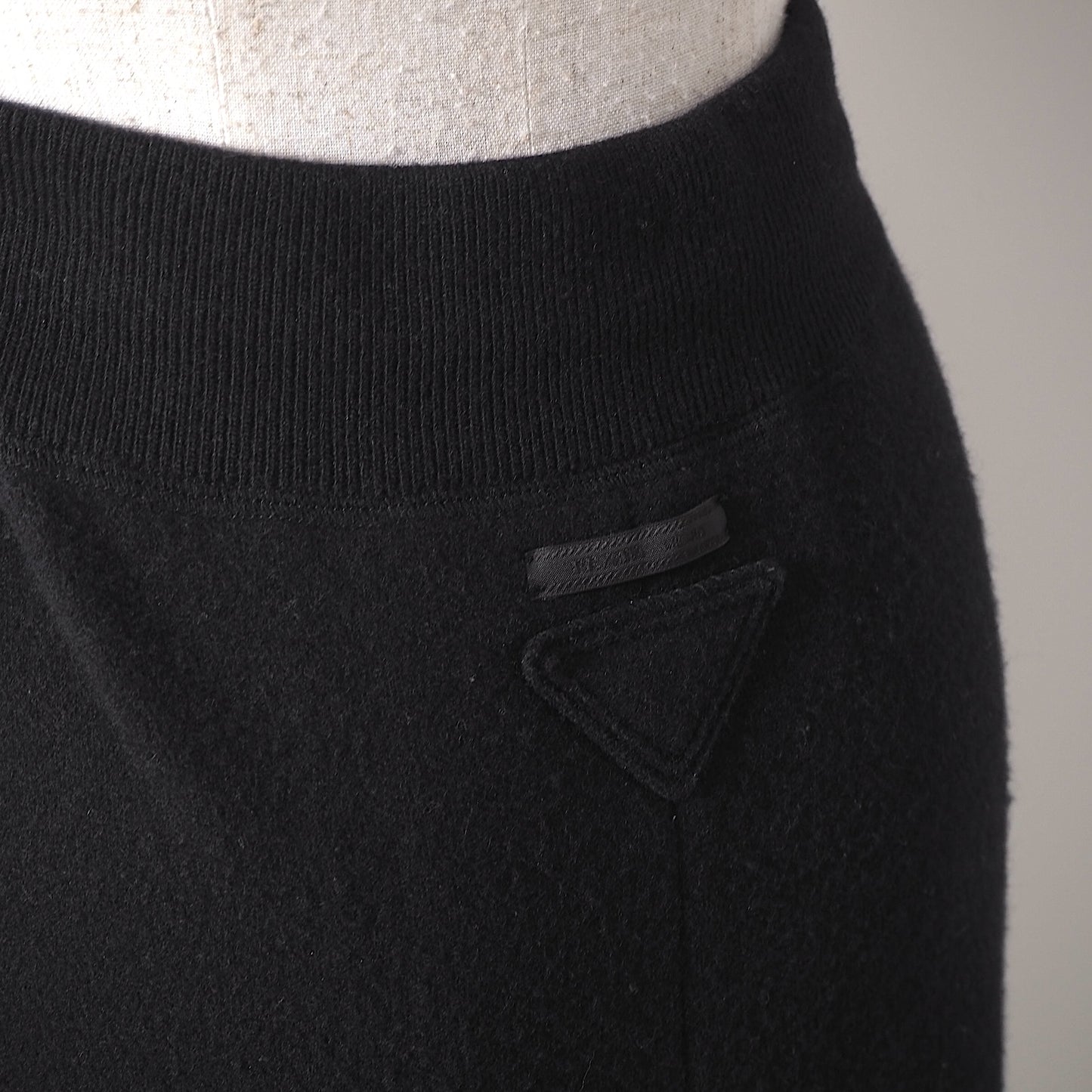 プラダ PRADA 21年製 トライアングルロゴ ウール カシミヤ セットアップ フーディ スカート 36/XS ブラック レディース 正規品 6-OD037