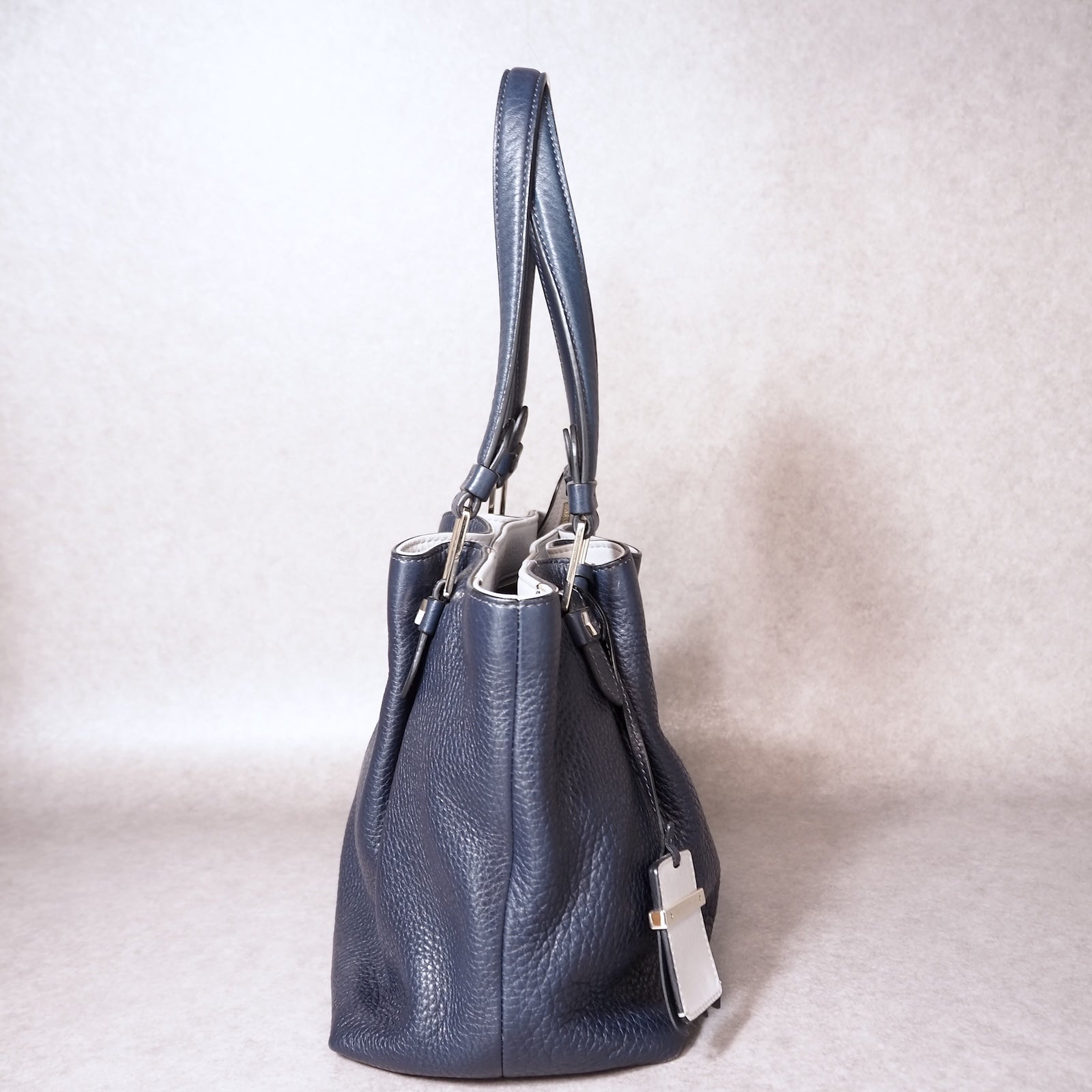 【美品】TOD'S トッズ リスタイルDバッグ シボ革 チャーム トートバッグ Woman ホワイト トッズ Di バッグ フォリオ レザー バッグ