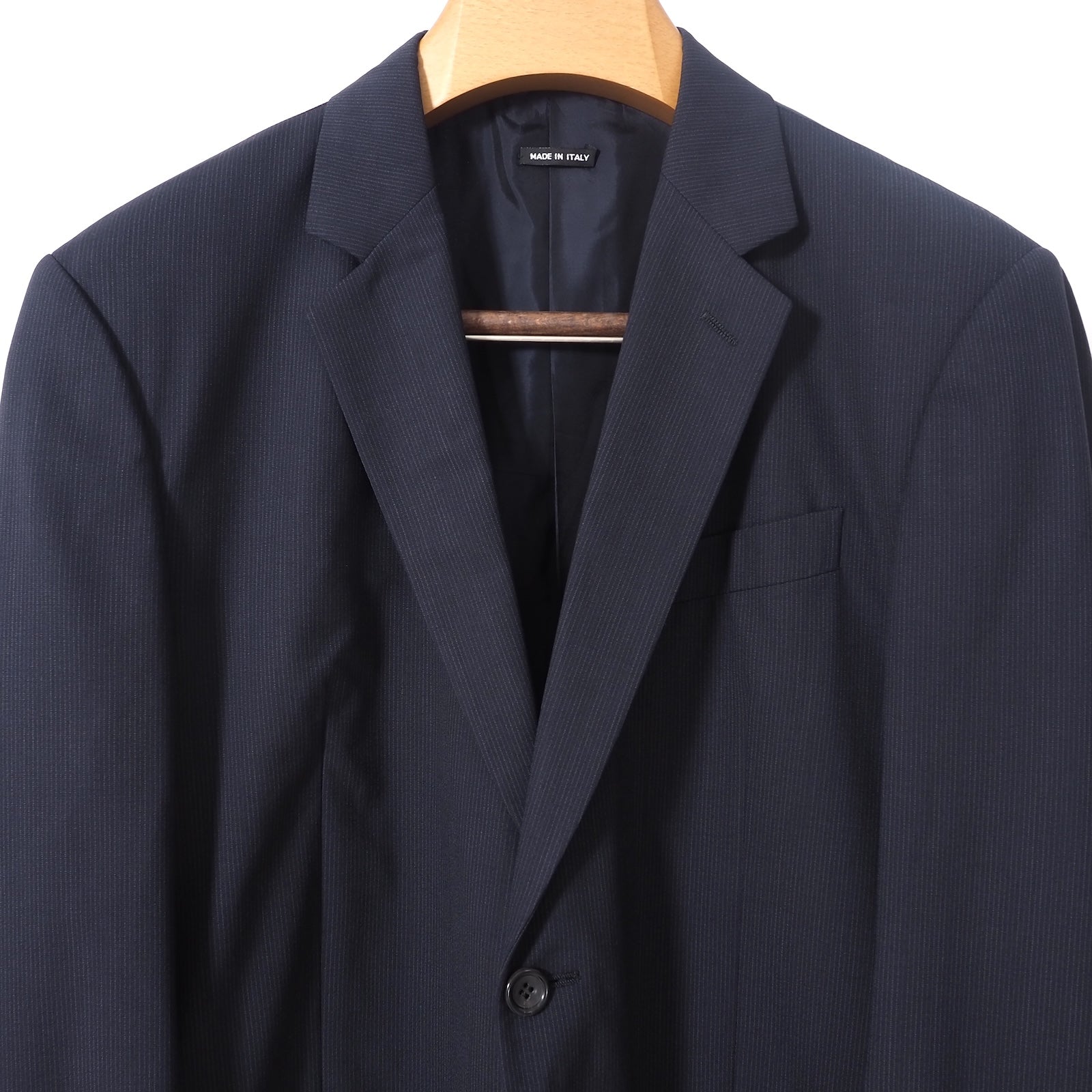 男を格好よく見せる理想のスーツ「ジョルジオ アルマーニ」その秘密が