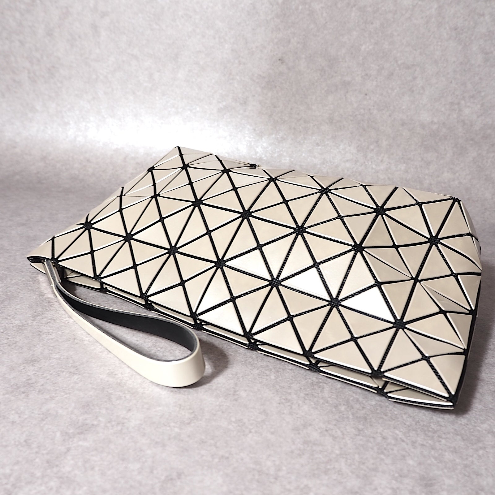 4-YD067バオバオイッセイミヤケベージュ クラッチバッグ バオバオ BAO BAO ISSEY MIYAKE クラッチバッグ ベージュ