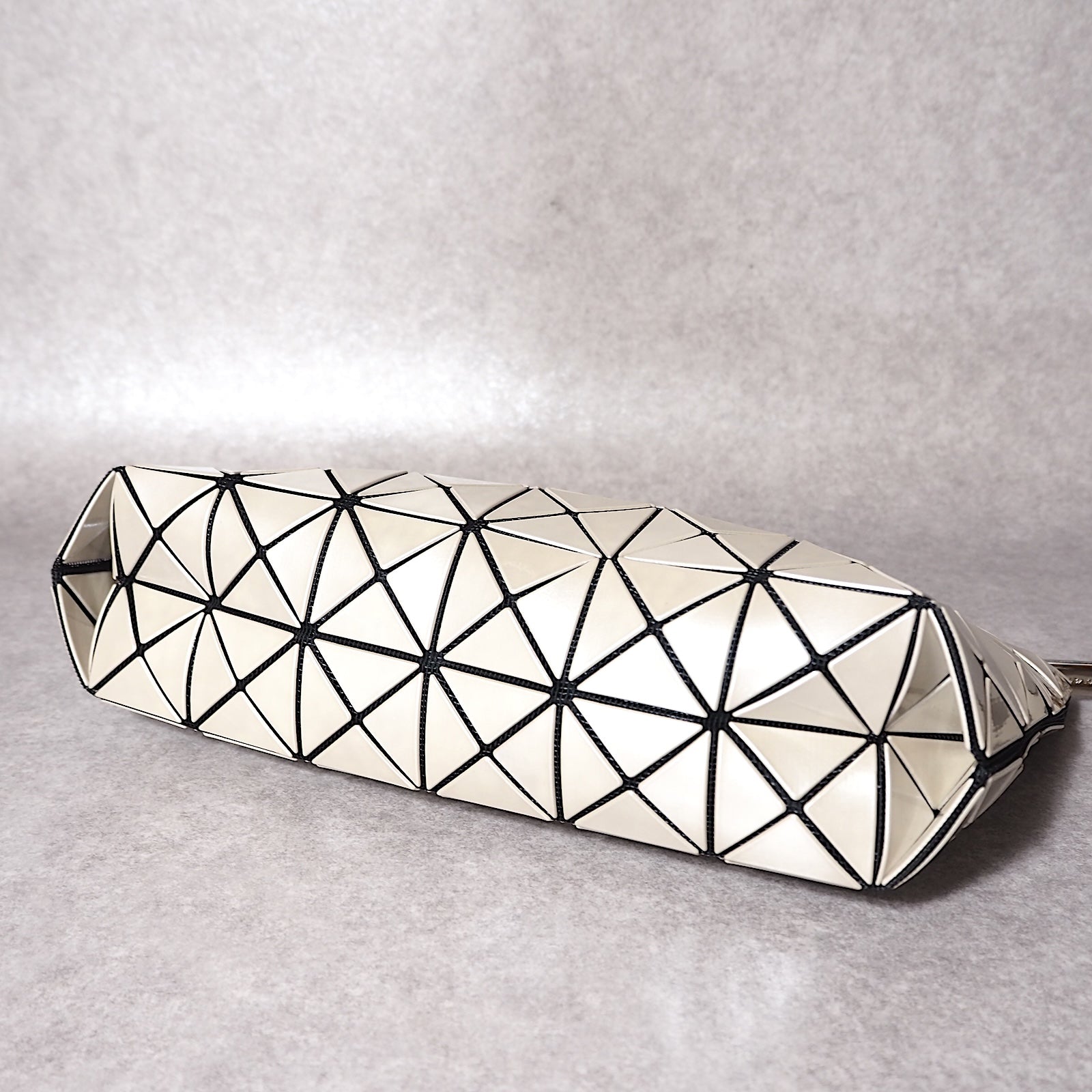 4-YD067バオバオイッセイミヤケベージュ クラッチバッグ バオバオ BAO BAO ISSEY MIYAKE クラッチバッグ ベージュ